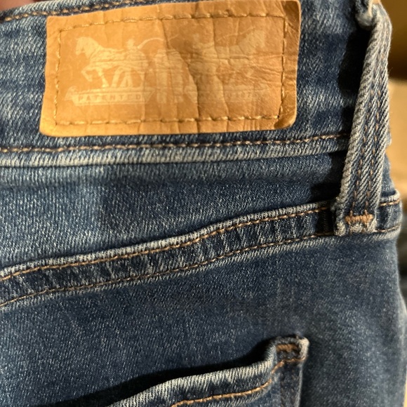 Womens Levis 512 Perfectly Slimming Capris 32x18 Womens Size 14 - Picture 3 of 9